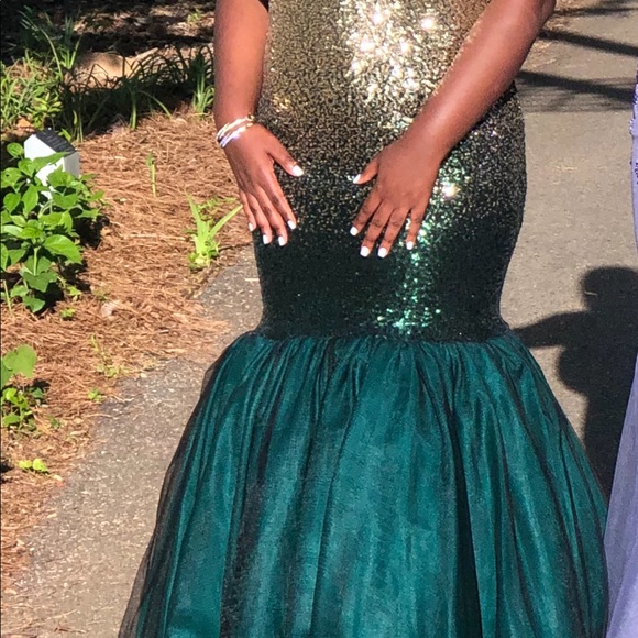 Beautiful, vibrant gold and emerald dress. - Picture 2 of 9